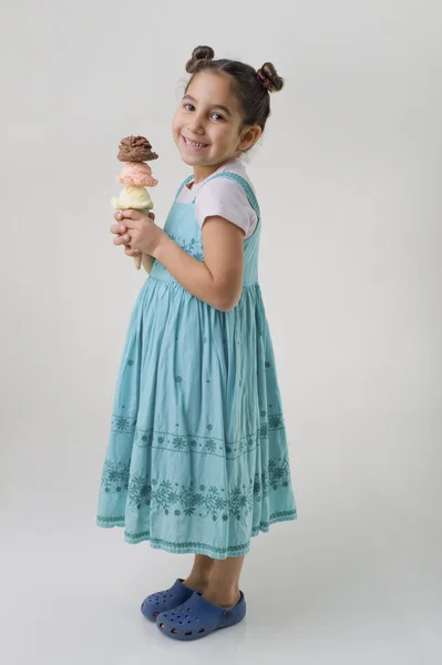 Κοριτσάκι που κρατάει ένα χωνάκι με τρεις παγωτό — Φωτογραφία Αρχείου