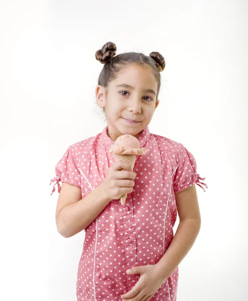 アイスクリームを食べる少女 — ストック写真
