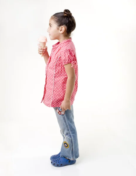 Kislány eszik fagylaltot profil — Stock Fotó