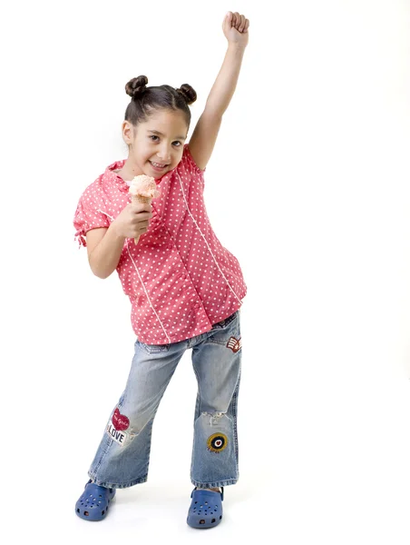 아이스크림을 먹는 어린 소녀 — 스톡 사진