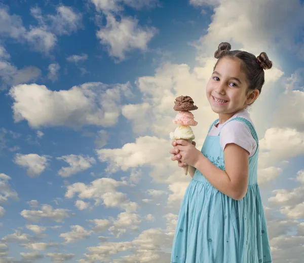 Petite fille un cône avec trois saveurs de crème glacée — Photo