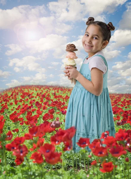Menina segurando um cone com três sorvetes — Fotografia de Stock