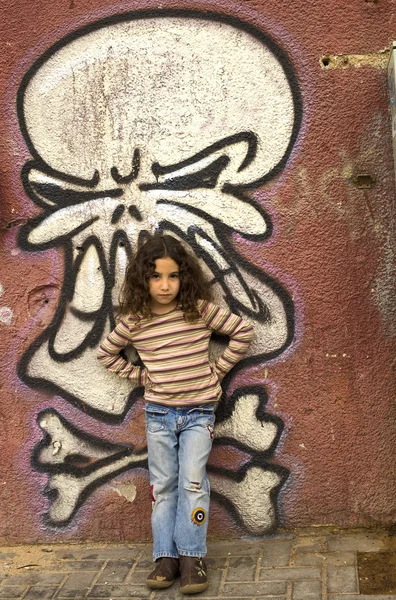 Muchacha joven grafitti pared — Foto de Stock