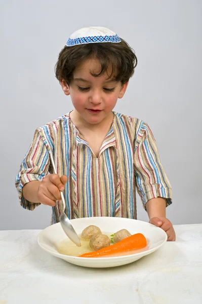 少年マツァ球スープ — ストック写真