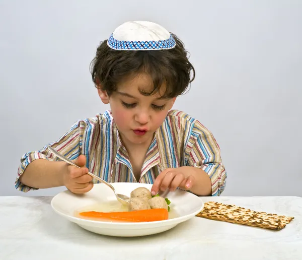 Soupe de boule de matzo garçon — Photo