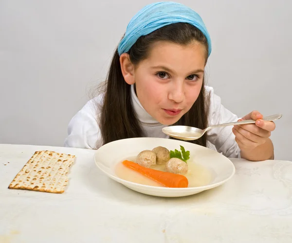Lány matzo leves — Stock Fotó
