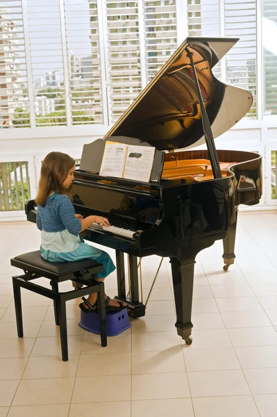 Holčička hraje na klavír — Stock fotografie
