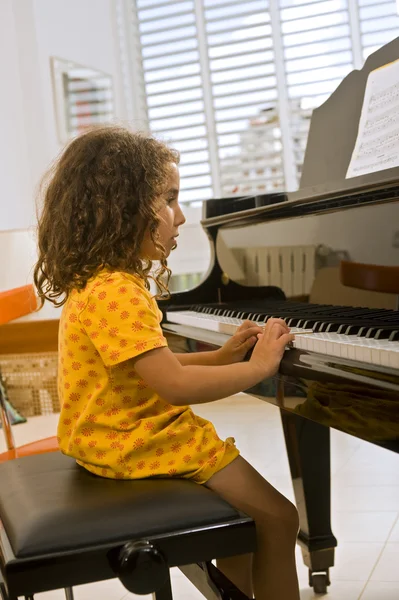 Kislány zongorázni — Stock Fotó