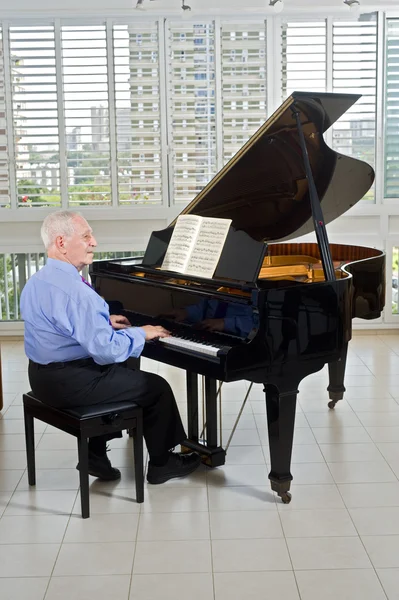 Starszy pianista — Zdjęcie stockowe