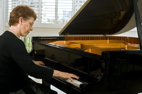 Senior vrouwen pianist — Stockfoto