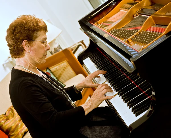 Mulheres idosas pianista — Fotografia de Stock