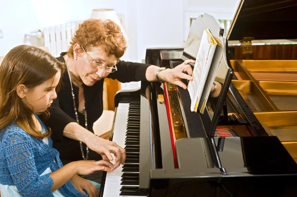 Nauczyciel gry na pianinie — Zdjęcie stockowe