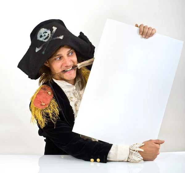 Пират держит табличку — стоковое фото