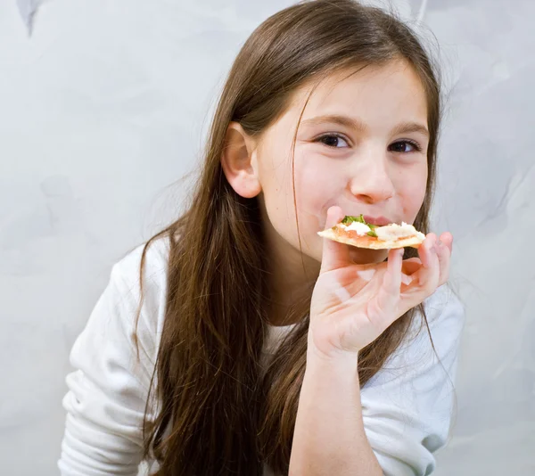 Fiatal lány pizza — Stock Fotó