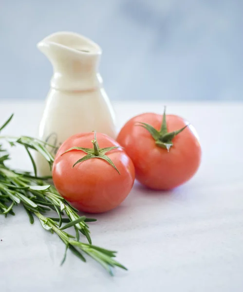 Свежие помидоры и ромари — стоковое фото