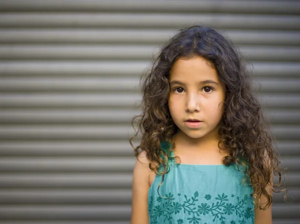 Jong meisje in blauwe jurk — Stockfoto