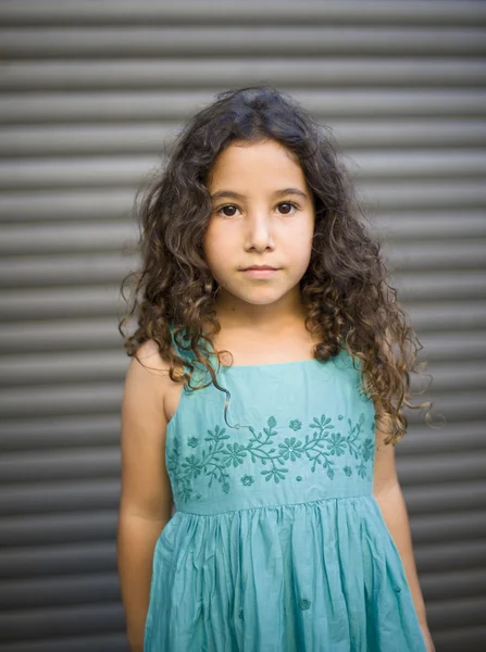 Молодая девушка в синем платье — стоковое фото