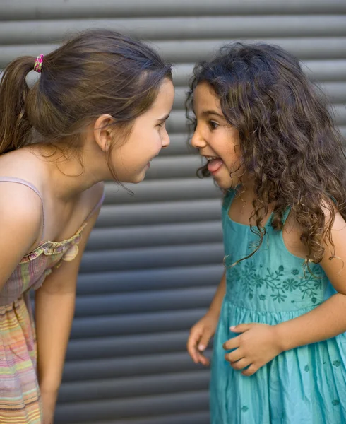 Twee meisjes hebben plezier — Stockfoto