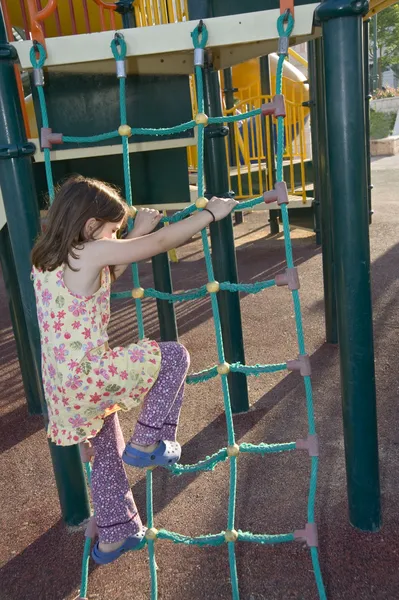 Mädchen auf Spielplatz — Stockfoto