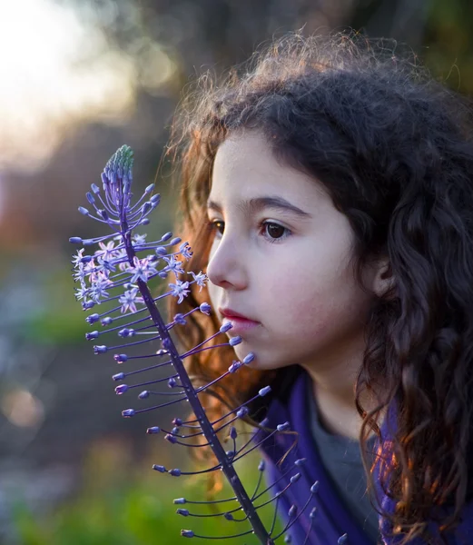 Küçük kız pembe çiçek — Stok fotoğraf