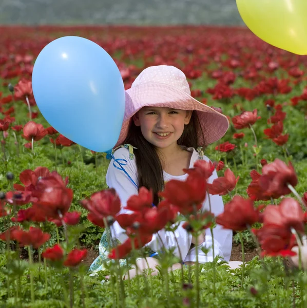 Κορίτσι baloon κόκκινα λουλούδια — Φωτογραφία Αρχείου