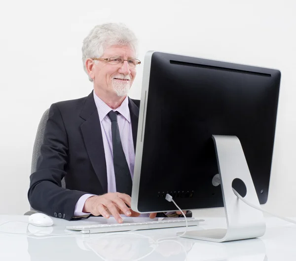 Старший бизнесмен с компьютером — стоковое фото