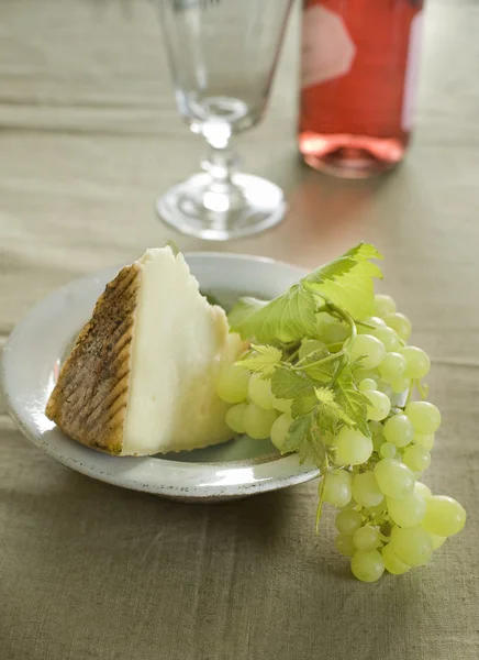 Kecske chesse szőlő és a bor — Stock Fotó