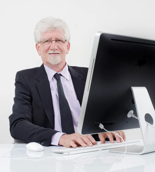 Senior-Geschäftsmann mit Computer — Stockfoto