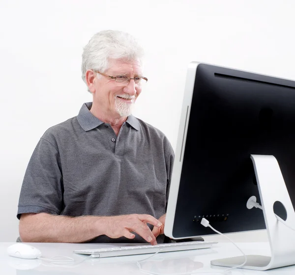 Hombre mayor con computadora — Foto de Stock