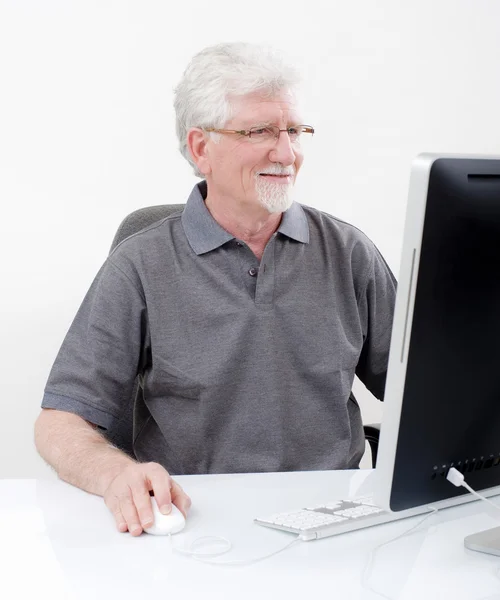 Idősebb ember számítógéppel — Stock Fotó