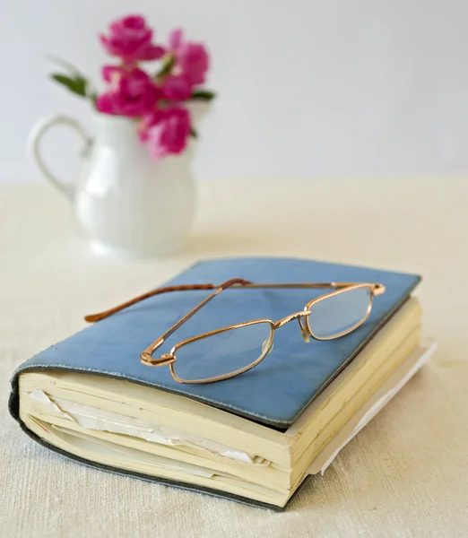 Boek en glazen — Stockfoto