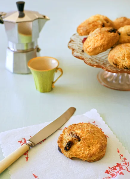 Scone and cranberries — Stock Photo, Image