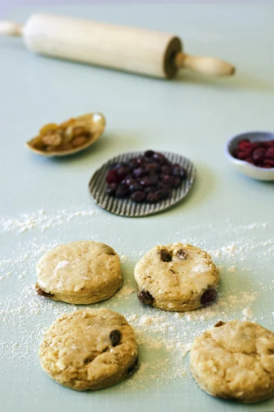 Unbaked scone and cranberries — Stock Photo, Image