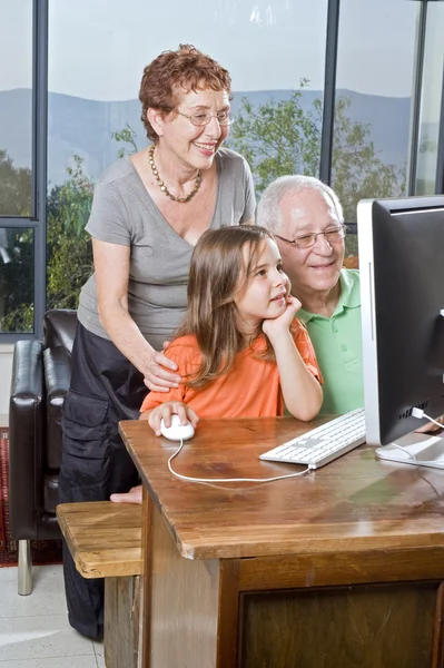 Grand-parents et petite-fille avec ordinateur — Photo