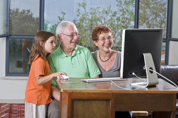 Dziadków i wnuczka z komputera — Zdjęcie stockowe
