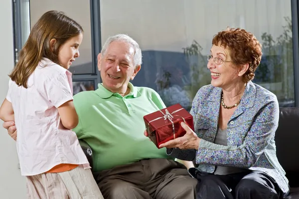 Бабушка и дедушка подарок внука — стоковое фото