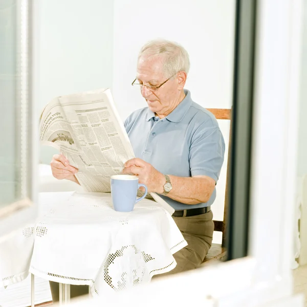 Kıdemli bir gazete okuyor — Stok fotoğraf