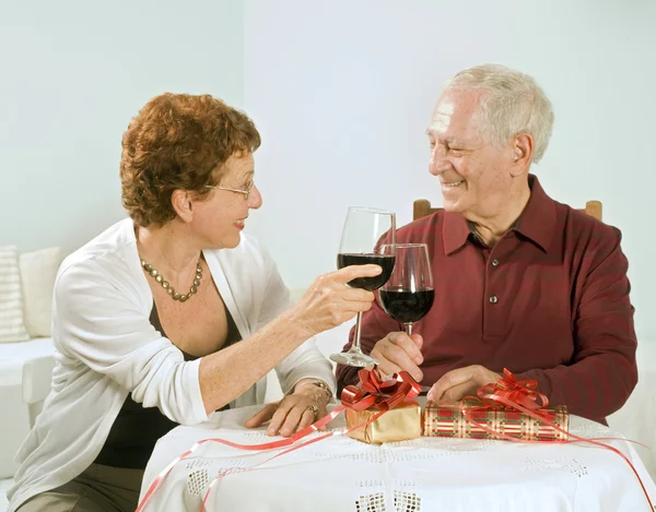 Senior koppel met een glas wijn — Stockfoto