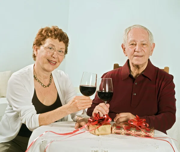 Casal sênior tomando um copo de vinho — Fotografia de Stock