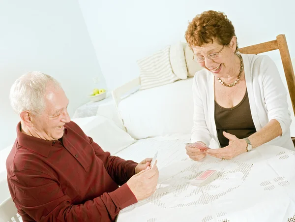 Senior couple playing cards — Stock Photo, Image