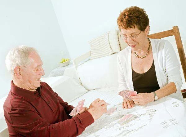 Senior couple playing cards — Stock Photo, Image