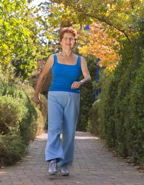Senior vrouwen lopen — Stockfoto