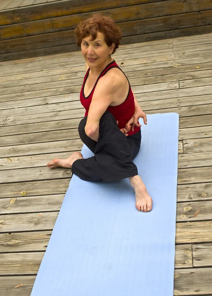 Kadın kıdemli yoga — Stok fotoğraf