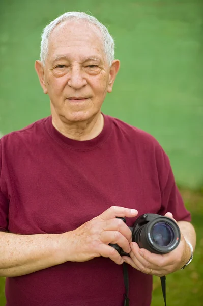 Старший мужчина с цифровой камерой — стоковое фото