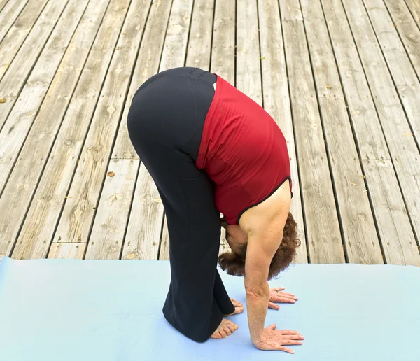 Kadın kıdemli yoga — Stok fotoğraf