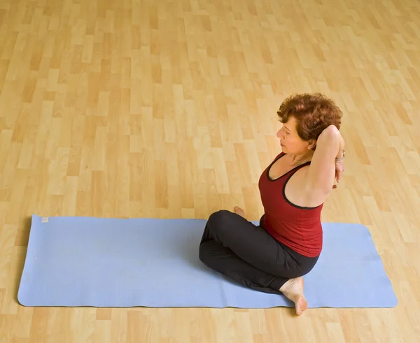 Kadın kıdemli Yoga egzersiz — Stok fotoğraf
