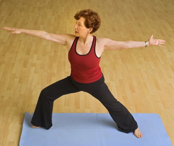 Kadın kıdemli Yoga egzersiz — Stok fotoğraf