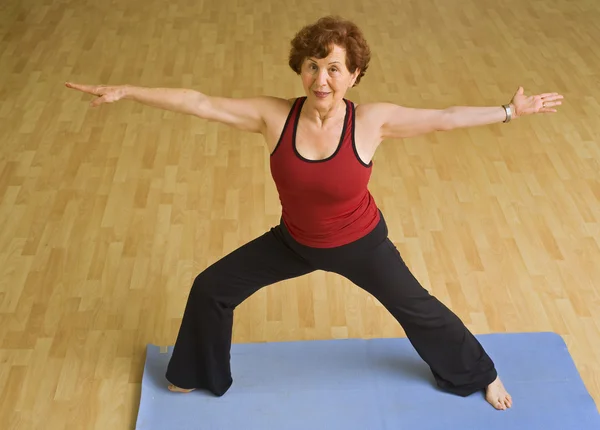 Femme aînée faisant du yoga — Photo