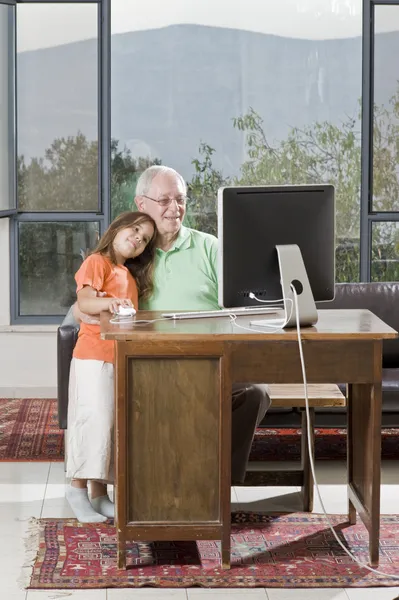 Grand-père et petite-fille avec ordinateur — Photo