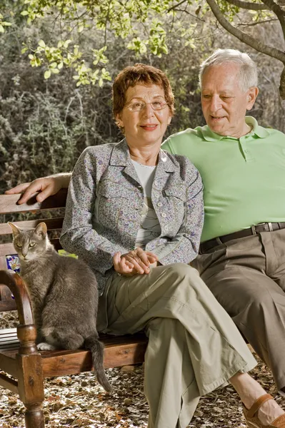 Seniors on a bench — Stock Photo, Image